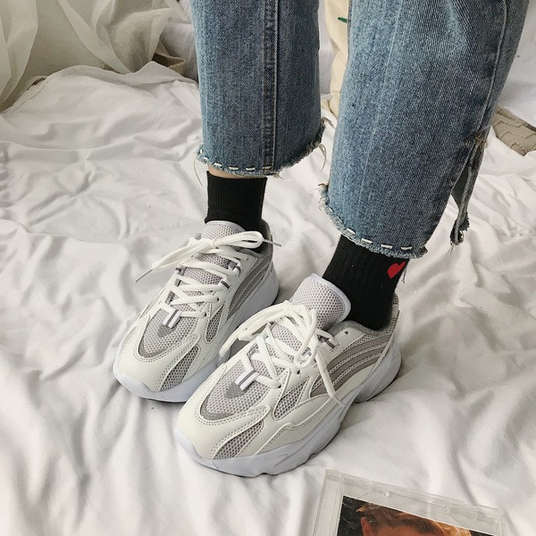 Άνετα γυναικεία αθλητικά πάνινα παπούτσια σε δύο χρώματα