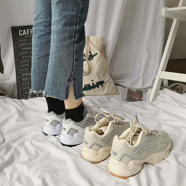 Άνετα γυναικεία αθλητικά πάνινα παπούτσια σε δύο χρώματα