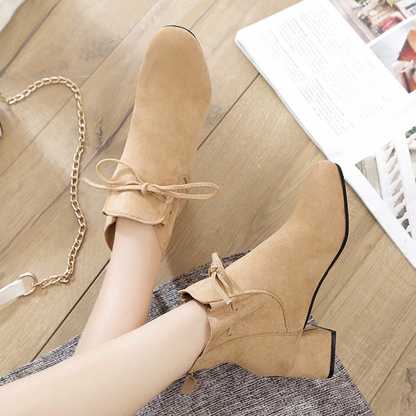 Stílusos női csizma eco velúrból, vastag sarokkal