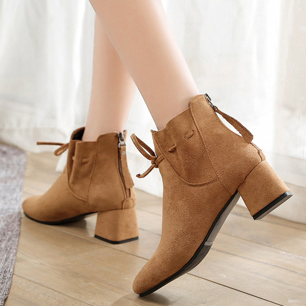 Stílusos női csizma eco velúrból, vastag sarokkal