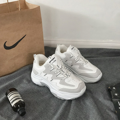 Egyszerű női tornacipő dombornyomott talppal, három színben