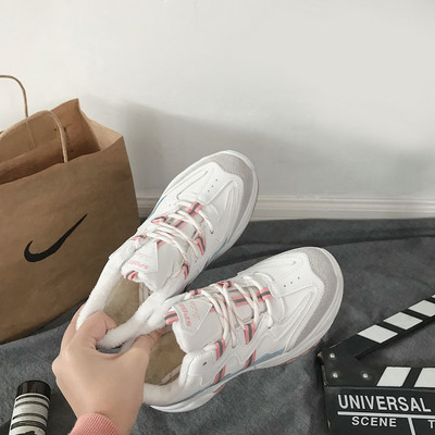 Egyszerű női tornacipő dombornyomott talppal, három színben