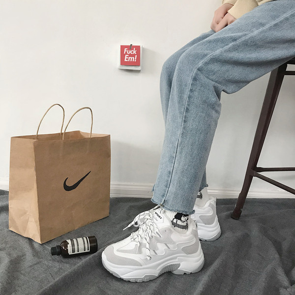 Egyszerű női tornacipő dombornyomott talppal, három színben