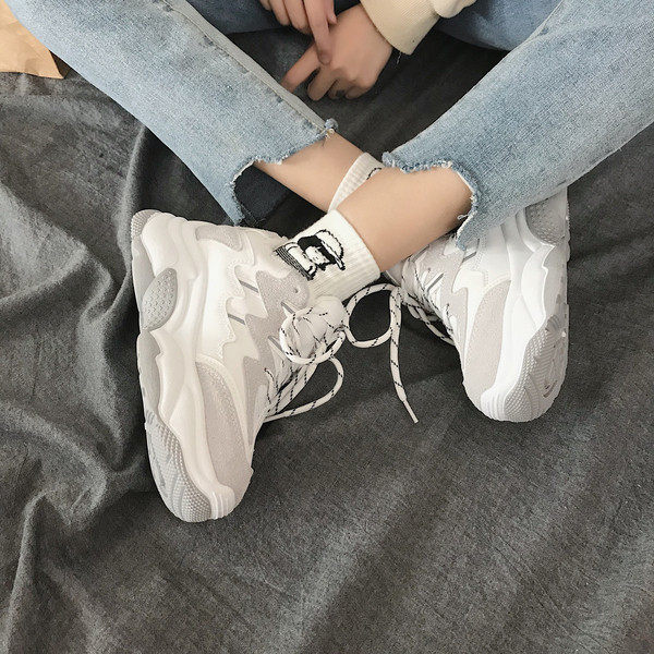 Egyszerű női tornacipő dombornyomott talppal, három színben