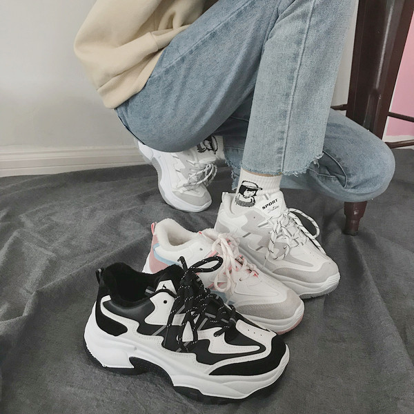 Egyszerű női tornacipő dombornyomott talppal, három színben