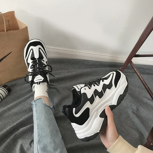 Egyszerű női tornacipő dombornyomott talppal, három színben