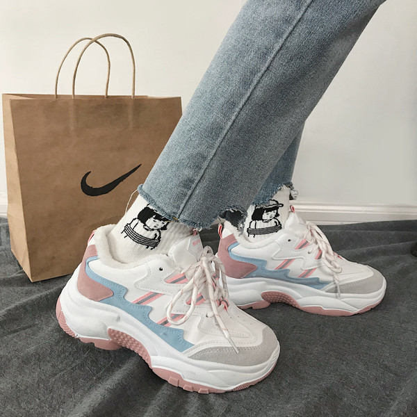 Egyszerű női tornacipő dombornyomott talppal, három színben