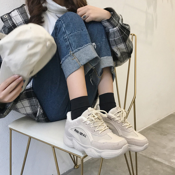 Modern női tornacipő felirattal és puha béléssel, két színben