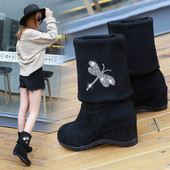 Női csizma belső platformmal, fekete színben