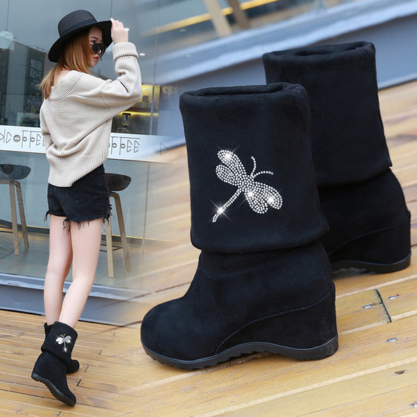 Női csizma belső platformmal, fekete színben