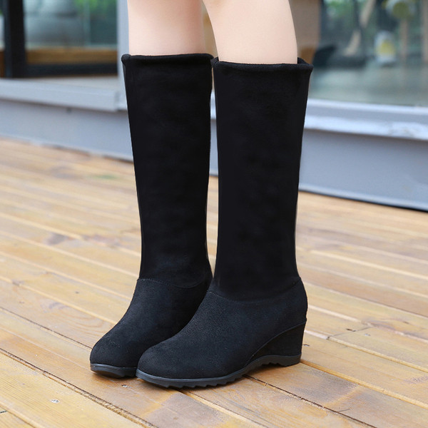 Női csizma belső platformmal, fekete színben