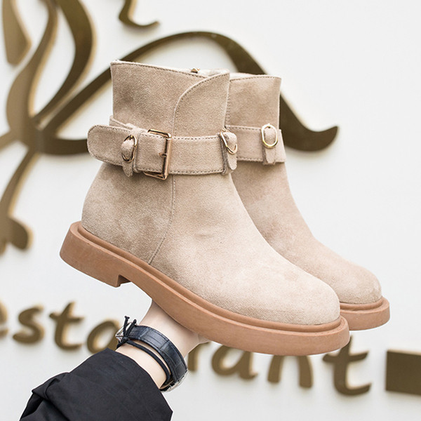 Modern női csizma csattal, két színben