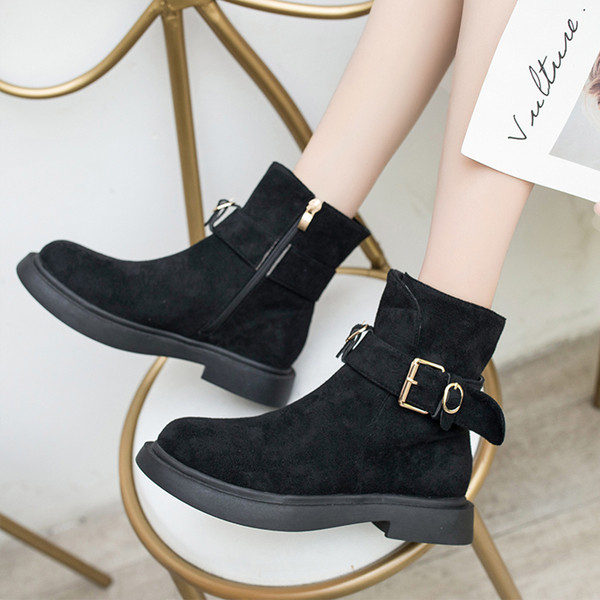 Modern női csizma csattal, két színben