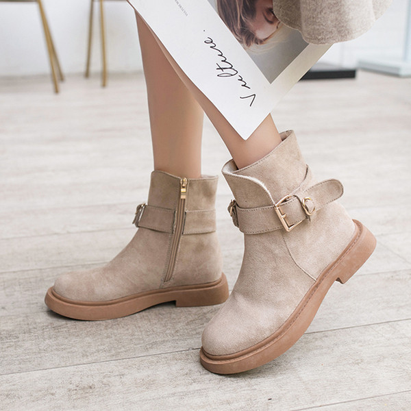 Modern női csizma csattal, két színben