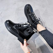 Stílusos női csizma fekete fűzővel