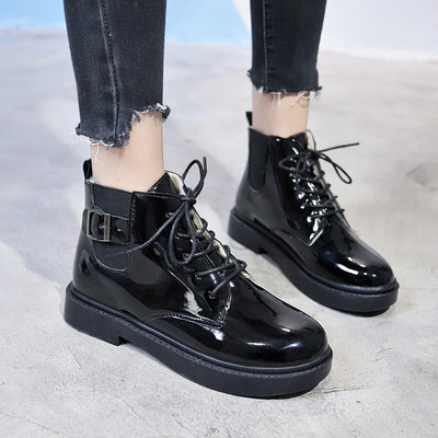 Stílusos női csizma fekete fűzővel