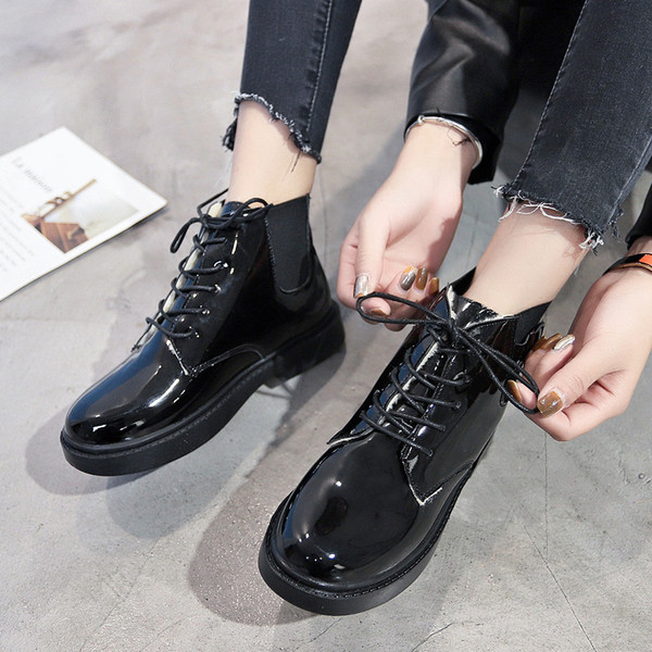 Stílusos női csizma fekete fűzővel