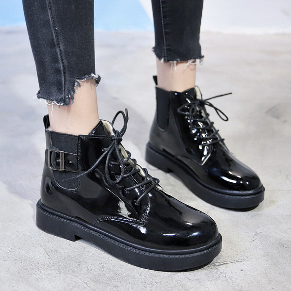 Stílusos női csizma fekete fűzővel