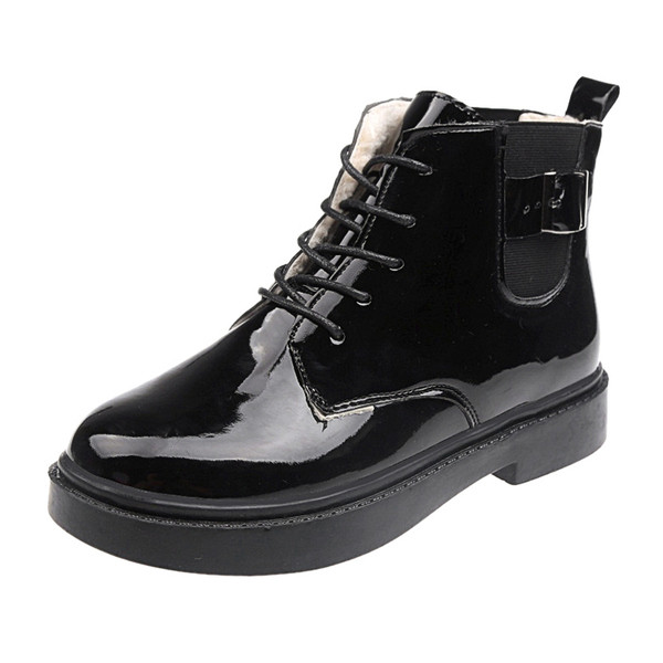 Stílusos női csizma fekete fűzővel