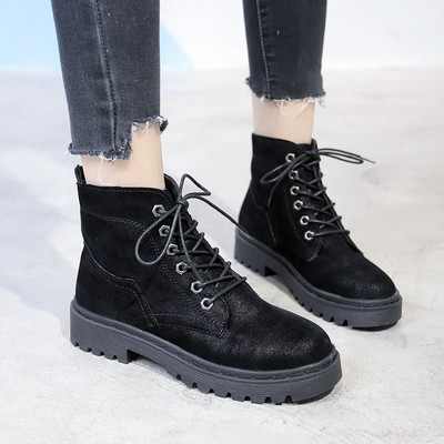 Κυνοί κυπέλλων με μαύρες και καφέ πέλμες