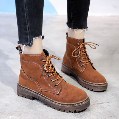 Κυνοί κυπέλλων με μαύρες και καφέ πέλμες