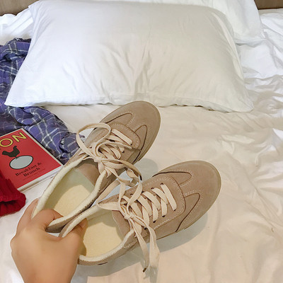 Kényelmes női tornacipő fekete és bézs színben