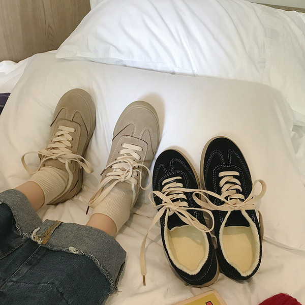 Kényelmes női tornacipő fekete és bézs színben