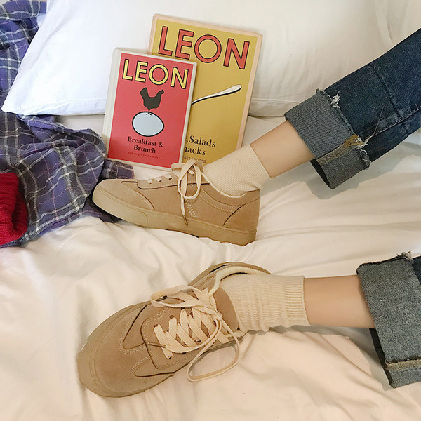 Kényelmes női tornacipő fekete és bézs színben