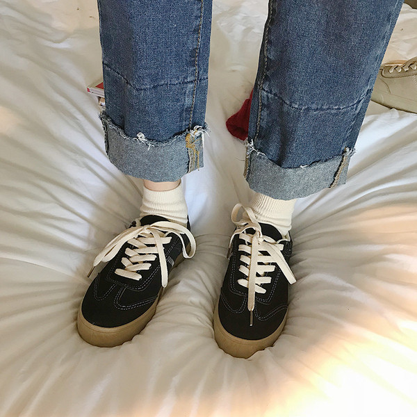 Kényelmes női tornacipő fekete és bézs színben