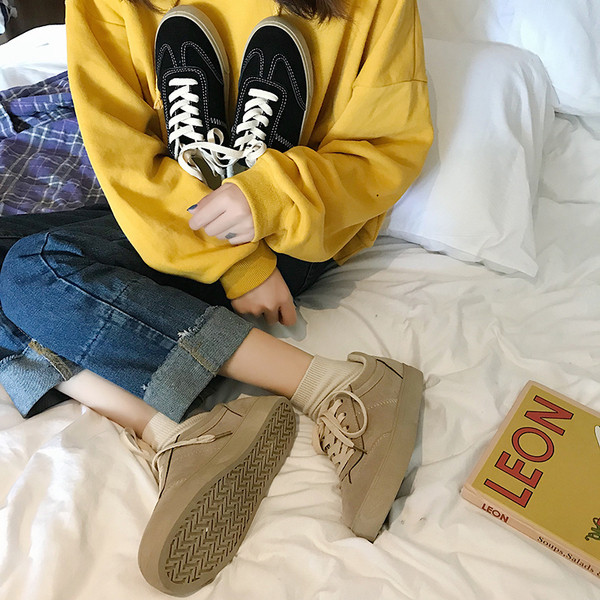 Kényelmes női tornacipő fekete és bézs színben