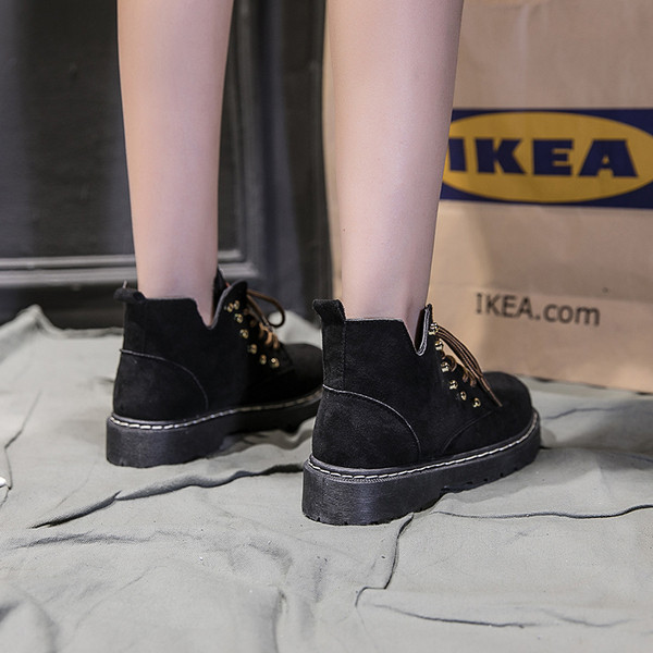 Ghete de dama moderne cu elemente metalice in negru si verde