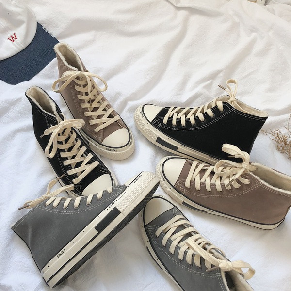 Tiszta női tornacipő puha béléssel, három színben