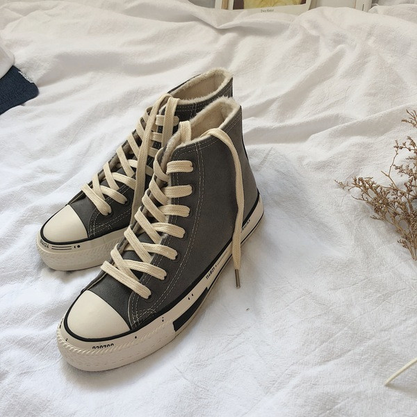 Tiszta női tornacipő puha béléssel, három színben