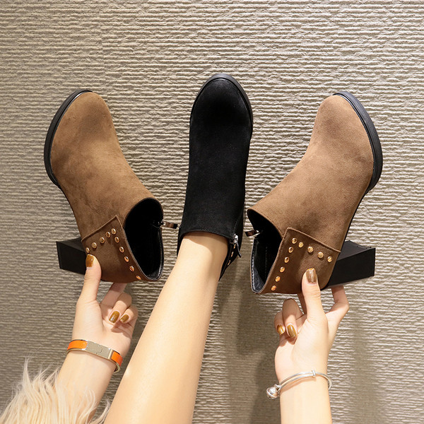 Női csizma vastag sarokkal és fém elemekkel