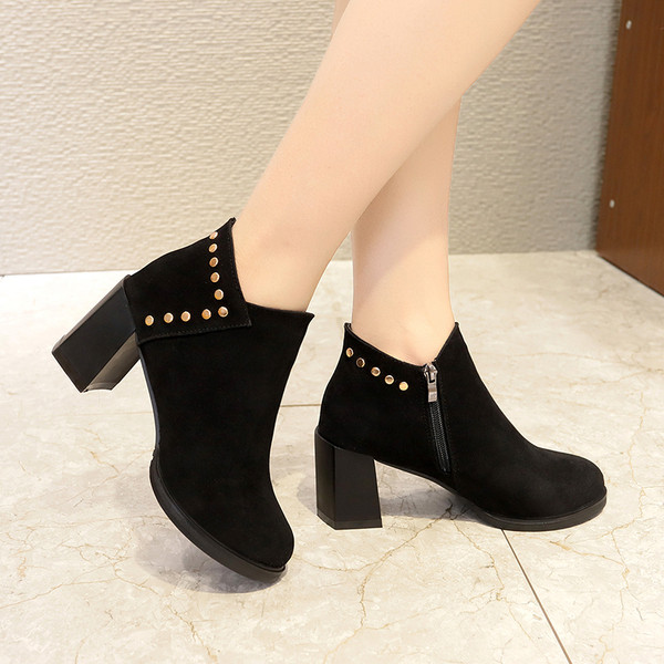 Női csizma vastag sarokkal és fém elemekkel