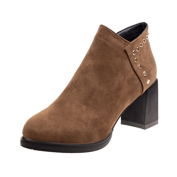 Női csizma vastag sarokkal és fém elemekkel