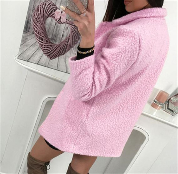 Stílusos női kabát gombokkal több színben