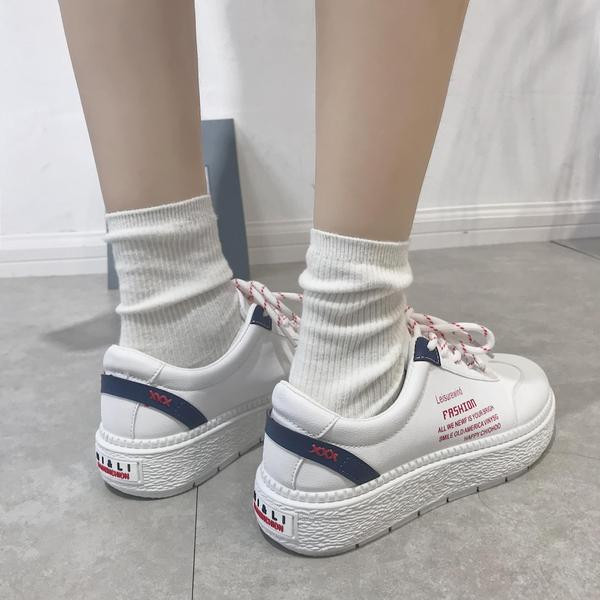 Modern női tornacipő fehér színben, színes felirattal