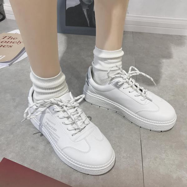 Modern női tornacipő fehér színben, színes felirattal