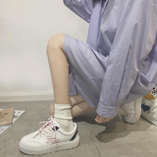 Modern női tornacipő fehér színben, színes felirattal