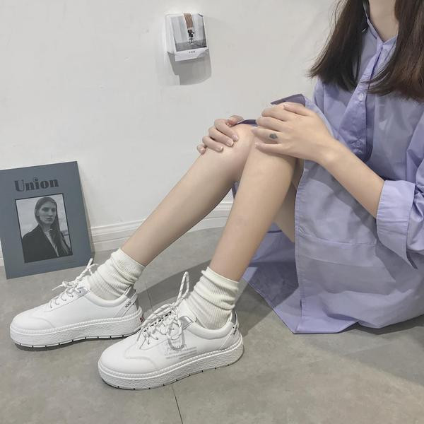 Modern női tornacipő fehér színben, színes felirattal