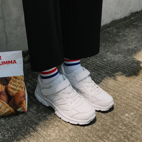 Egyszerű női téli tornacipő puha fehér béléssel