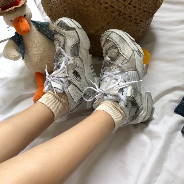 Alkalmi női tornacipő dombornyomott talppal, négy színben