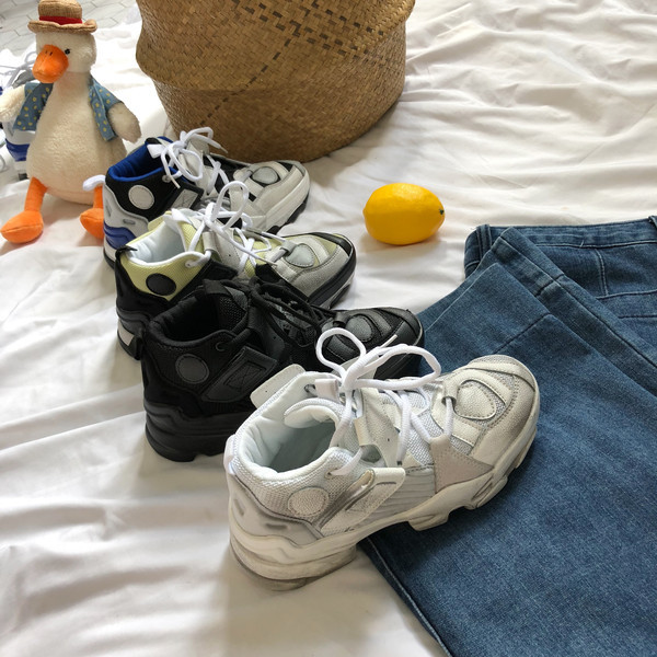 Alkalmi női tornacipő dombornyomott talppal, négy színben