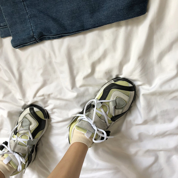 Alkalmi női tornacipő dombornyomott talppal, négy színben