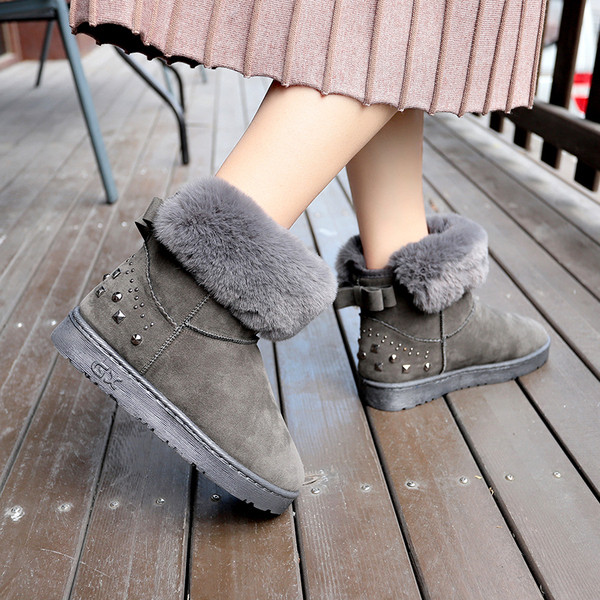 Κυρίες μπότες με κορδέλα και μεταλλικά στοιχεία σε μαύρο και γκρι χρώμα