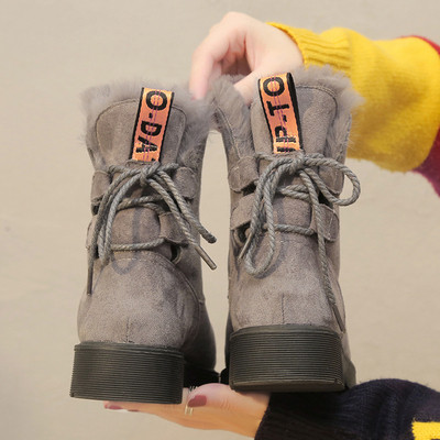 Női csizma fűzővel, fekete és szürke felirattal