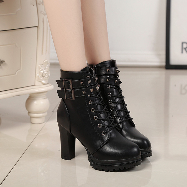 Stílusos női csizma csattal fekete színben