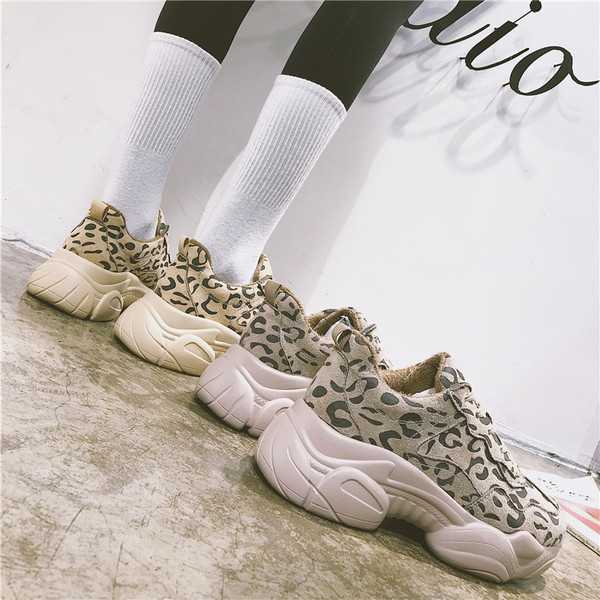 Κομψά γυναικεία αθλητικά παπούτσια με λεοπάρδαλη δεξιά και απαλή επένδυση