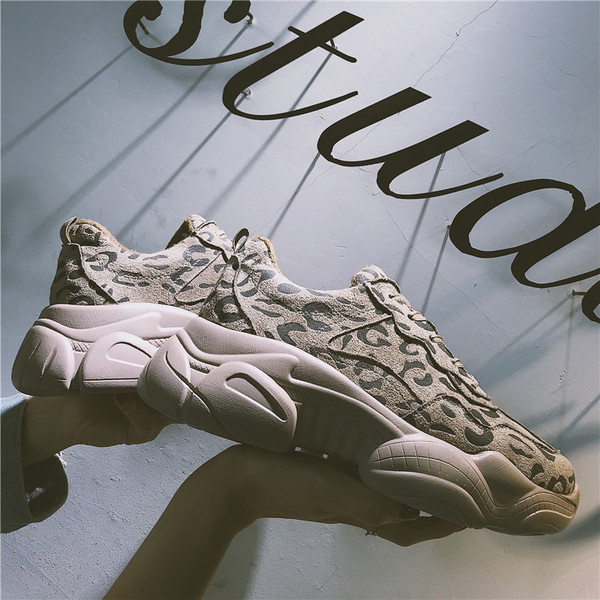 Κομψά γυναικεία αθλητικά παπούτσια με λεοπάρδαλη δεξιά και απαλή επένδυση